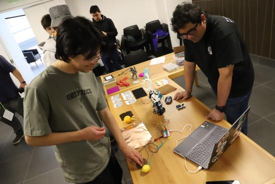 El taller de Innova STEAM Lab contó con la participación activa de los/as visitantes en la jornada.